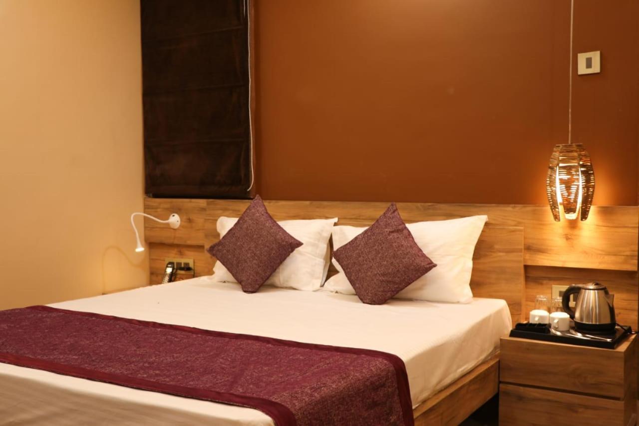 Hotel Mansa Канпур Екстериор снимка