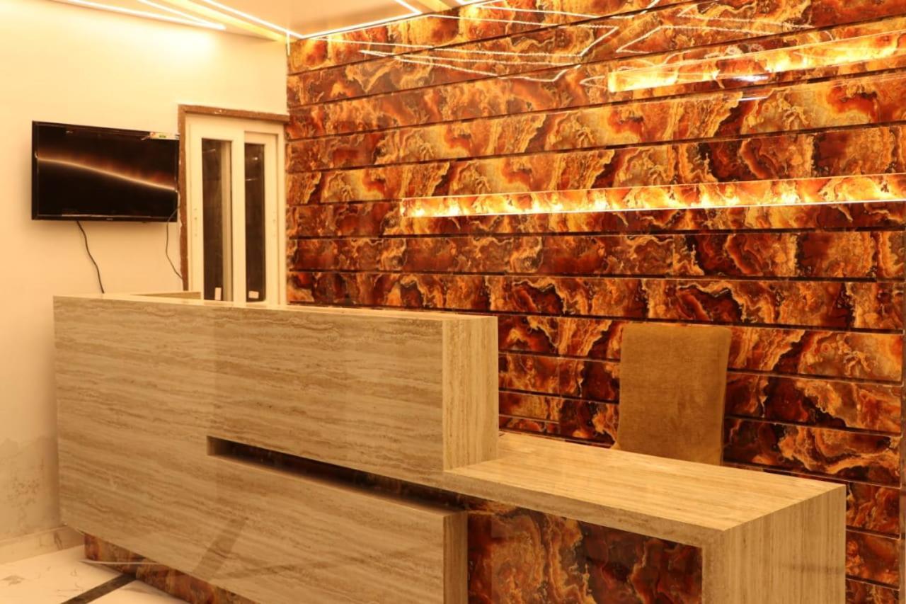 Hotel Mansa Канпур Екстериор снимка