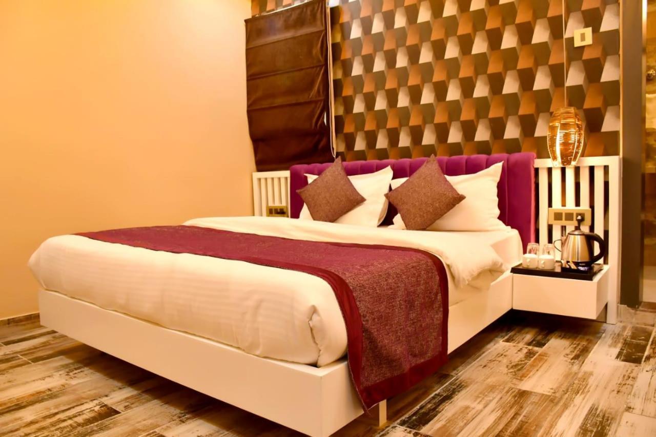 Hotel Mansa Канпур Екстериор снимка