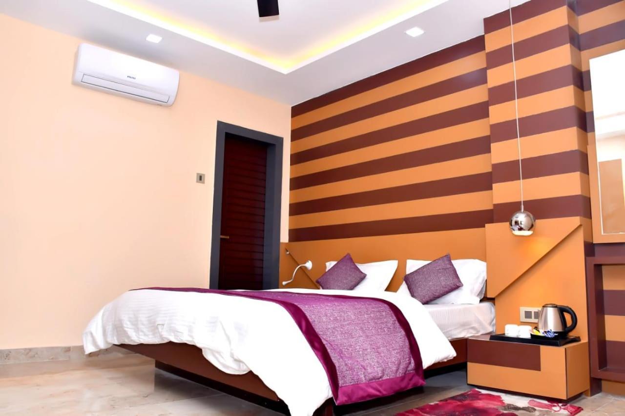 Hotel Mansa Канпур Екстериор снимка
