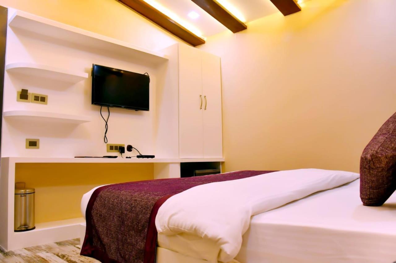 Hotel Mansa Канпур Екстериор снимка