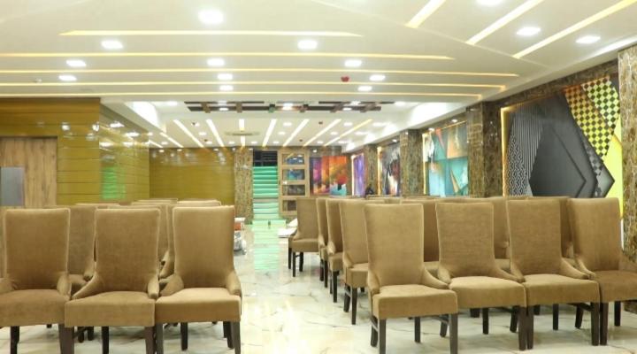 Hotel Mansa Канпур Екстериор снимка